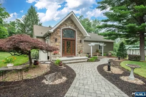 1 Evergreen Dr, Chester Township, NJ 07930