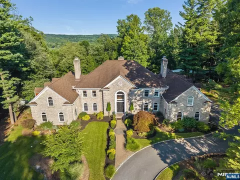 25 Wilshire Dr, Sparta, NJ 07871