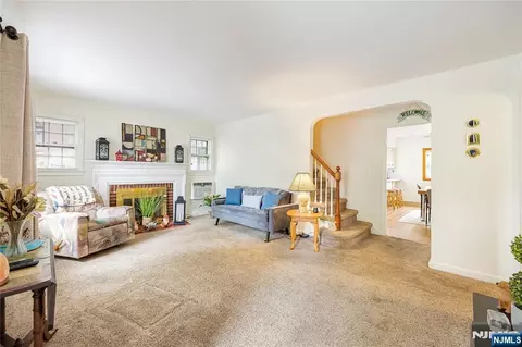81 W Gouverneur Ave, Rutherford, NJ 07070