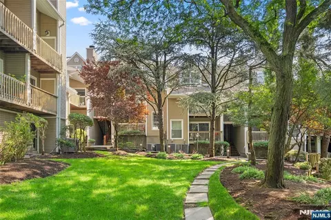 531 Windsor Dr #303, Palisades Park, NJ 07650