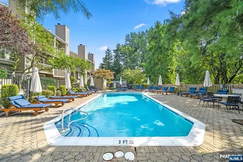 531 Windsor Dr, Palisades Park, NJ 07650