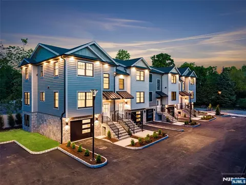 72 Lake Ave, Midland Park, NJ 07432