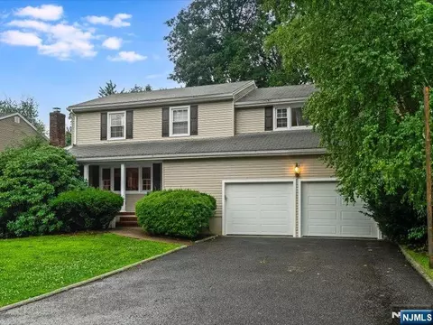 Exterior - 372 Mckinley Blvd, Paramus, NJ 07652 photo 2 of 6