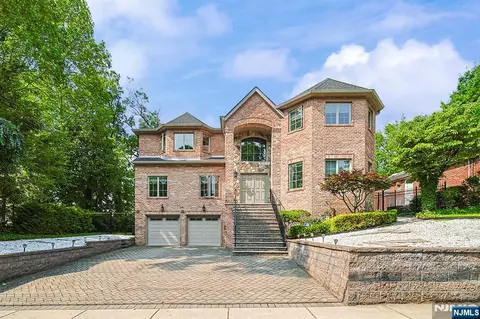 290 Mccloud Dr, Fort Lee, NJ 07024