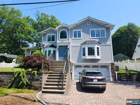 133 Reldyes Ave, Leonia, NJ 07605