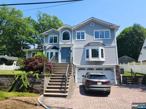 133 Reldyes Ave, Leonia, NJ 07605