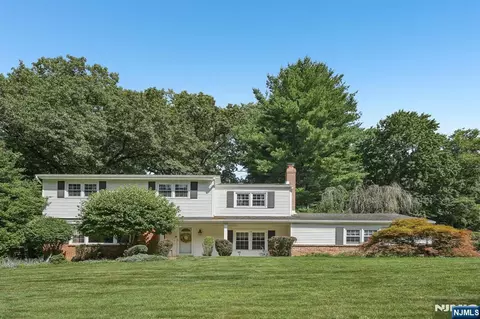36 Stonefence Rd, Oakland, NJ 07436