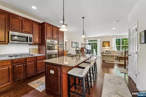 Entry Way - 24 Pineview Dr, Waldwick, NJ 07463 photo 2 of 5