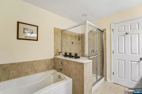 Bath - 24 Pineview Dr, Waldwick, NJ 07463 photo 2 of 3