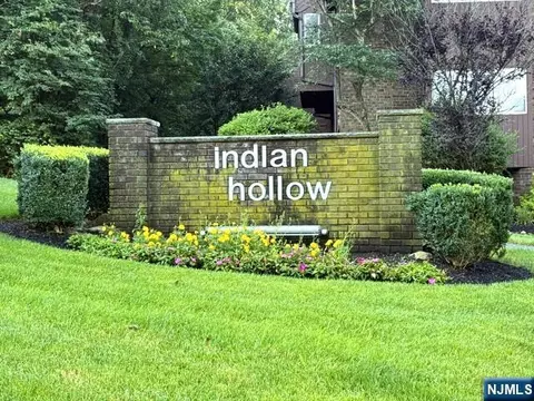 132 Indian Hollow Ct, Mahwah, NJ 07430