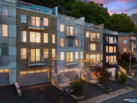 7 Oakdene Ter, Edgewater, NJ 07020