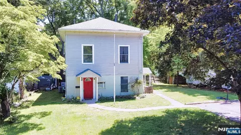 186 School St, Northvale, NJ 07647