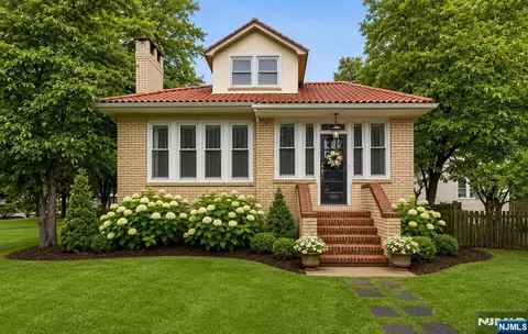 580 Wyckoff Ave, Mahwah, NJ 07430