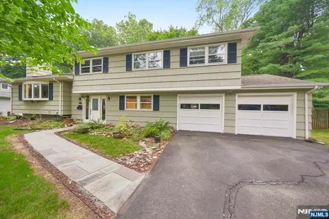 17 Billingsley Dr, Livingston, NJ 07039