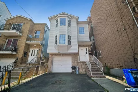 235 4th St, Newark, NJ 07107