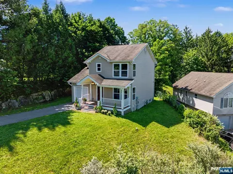 4 Michael Ct, Hamburg, NJ 07419