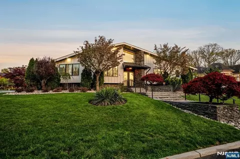 22 Berkshire Pl, Englewood Cliffs, NJ 07632