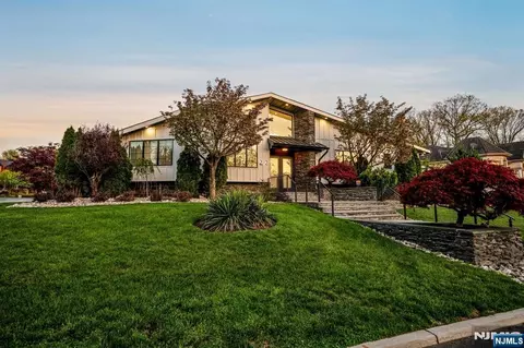 22 Berkshire Pl, Englewood Cliffs, NJ 07632