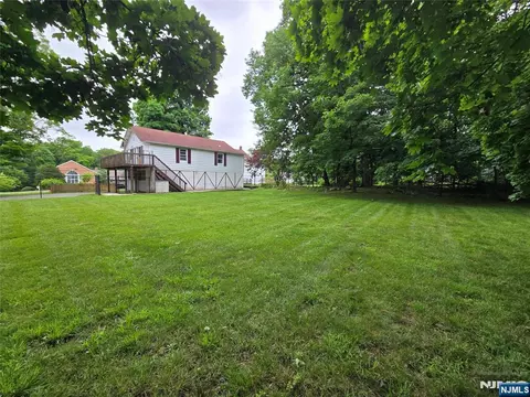 7 Cooper Rd, Oak Ridge, NJ 07438