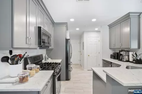 Entry Way - 70 Carter Rd, Haskell, NJ 07420 photo 2 of 5