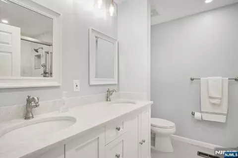 Bath - 70 Carter Rd, Haskell, NJ 07420 photo 3 of 4