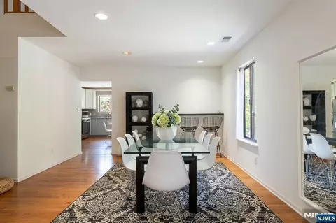 362 Sandcastle Ky, Secaucus, NJ 07094