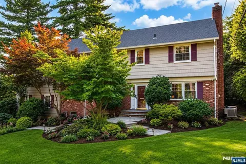 122 Crest Rd, Ridgewood, NJ 07450