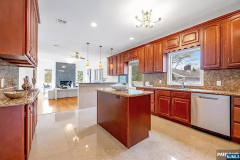 Kitchen - 177 Lawson Pl, Paramus, NJ 07652 photo 5 of 6