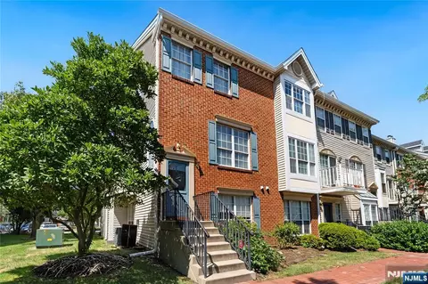 25 Holly St, Jersey City, NJ 07305