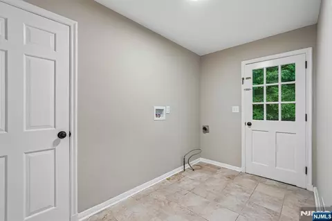 Entry Way - 12 Apache Rd, Wayne, NJ 07470 photo 5 of 6