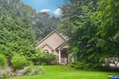 922 Hilltop Ter, Franklin Lakes, NJ 07417