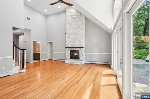 922 Hilltop Ter, Franklin Lakes, NJ 07417