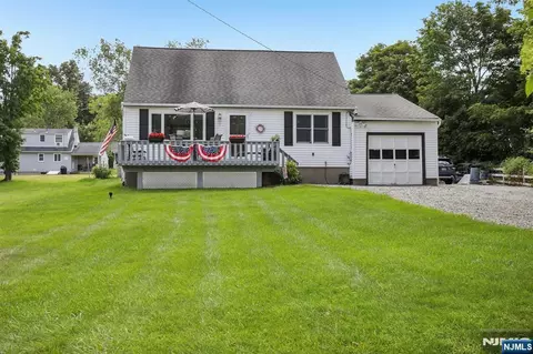 8 Windsor Rd, West Milford, NJ 07480