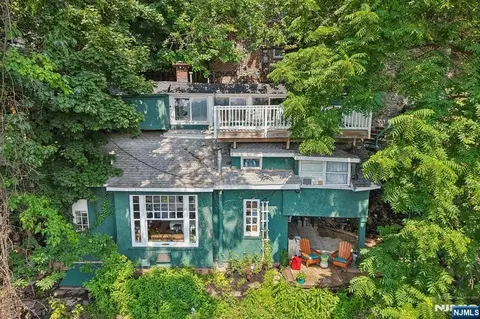 6 Old Wood Rd, Edgewater, NJ 07020