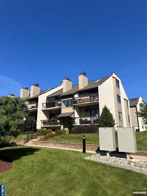 612 W Ridge Mews, Wood Ridge, NJ 07075