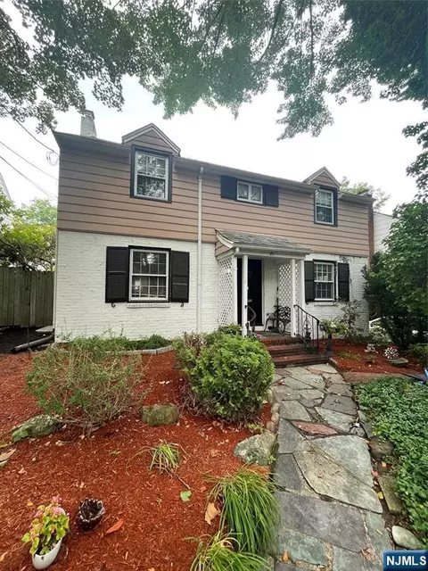 81 Grayson Pl, Teaneck, NJ 07666