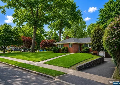 204 Kensington Ave, Norwood, NJ 07648