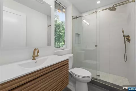 Bath - 70 Carleton Ter, Cresskill, NJ 07626 photo 9 of 9