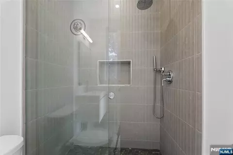 Bath - 70 Carleton Ter, Cresskill, NJ 07626 photo 1 of 9