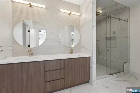 Bath - 70 Carleton Ter, Cresskill, NJ 07626 photo 8 of 9