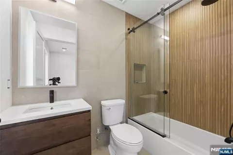 Bath - 70 Carleton Ter, Cresskill, NJ 07626 photo 5 of 9