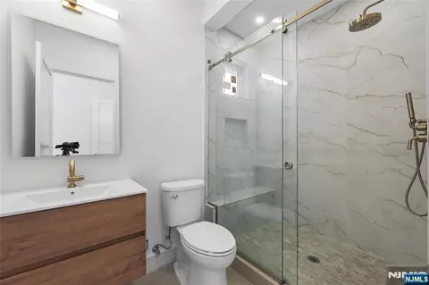 Bath - 70 Carleton Ter, Cresskill, NJ 07626 photo 3 of 9
