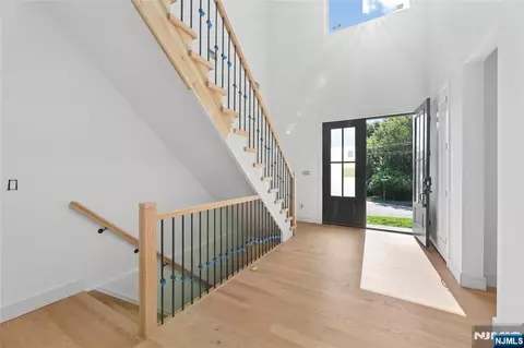 Entry Way - 70 Carleton Ter, Cresskill, NJ 07626 photo 2 of 10