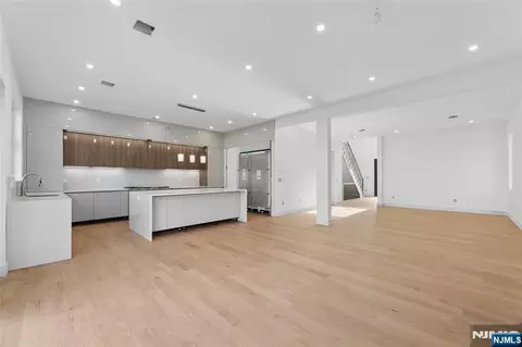 Living - 70 Carleton Ter, Cresskill, NJ 07626 photo 4 of 8
