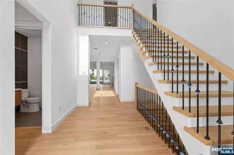 Entry Way - 70 Carleton Ter, Cresskill, NJ 07626 photo 3 of 10