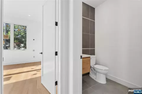 Entry Way - 70 Carleton Ter, Cresskill, NJ 07626 photo 6 of 10