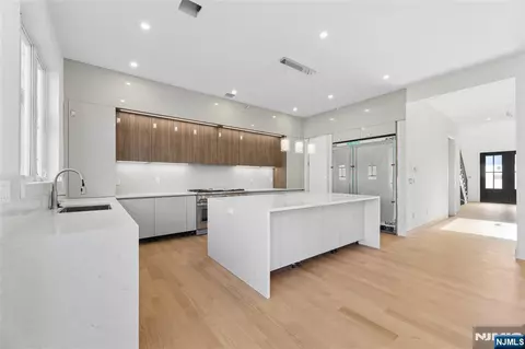 Entry Way - 70 Carleton Ter, Cresskill, NJ 07626 photo 5 of 10