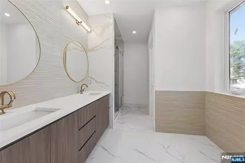 Bath - 70 Carleton Ter, Cresskill, NJ 07626 photo 7 of 9