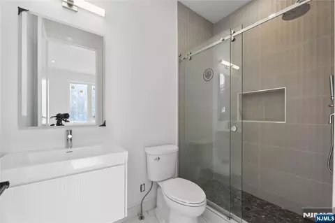 Bath - 70 Carleton Ter, Cresskill, NJ 07626 photo 2 of 9