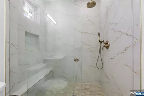 Bath - 70 Carleton Ter, Cresskill, NJ 07626 photo 4 of 9